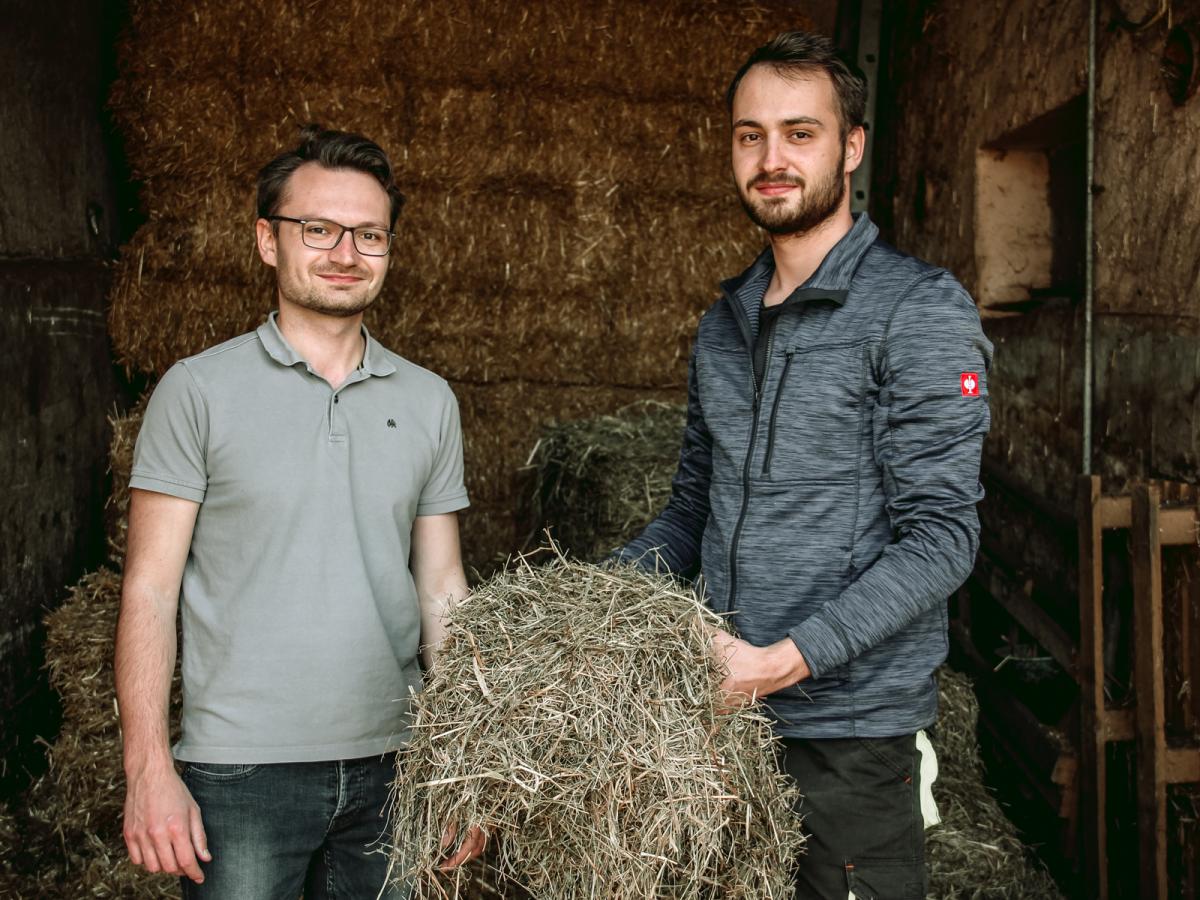 Andreas und Tobias Fischer mit ihrem Heu