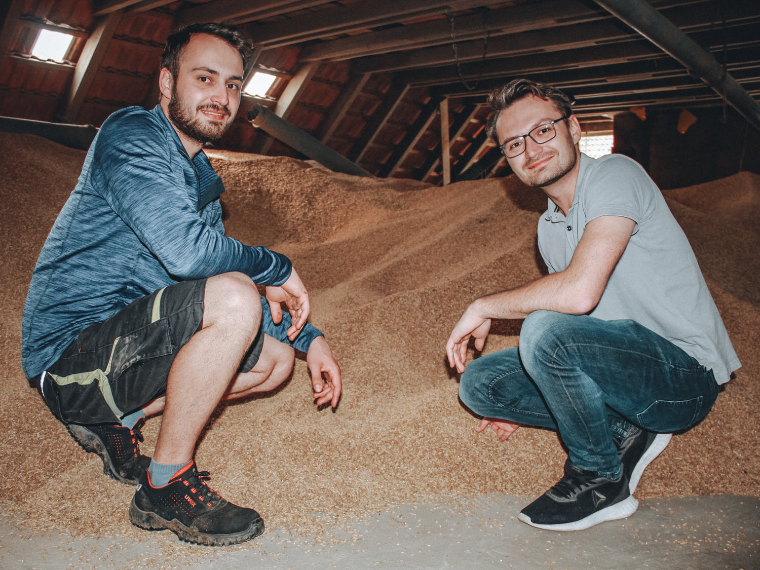 Andreas und Tobias Fischer im Getreidelager