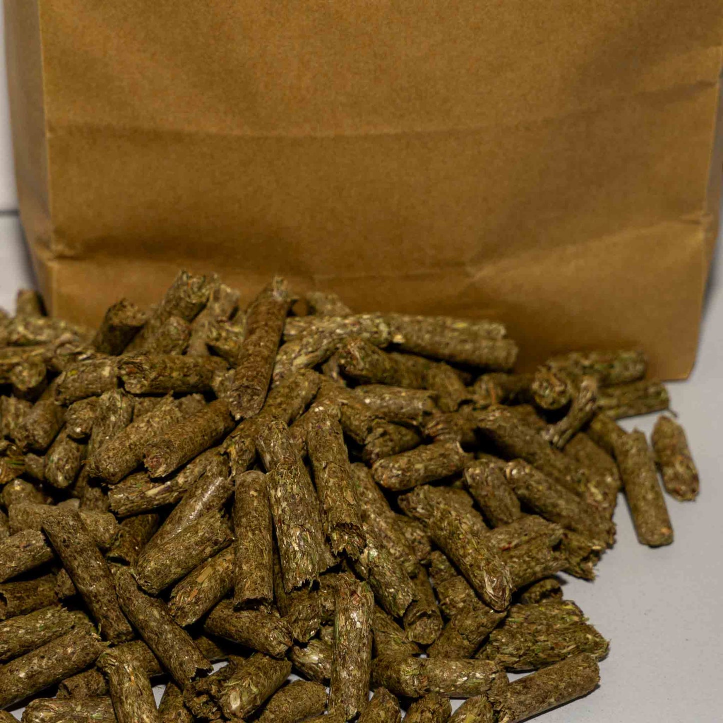 Hochwertige Heupellets aus naturbelassenem Heu – ideale Futterquelle für Kleintiere