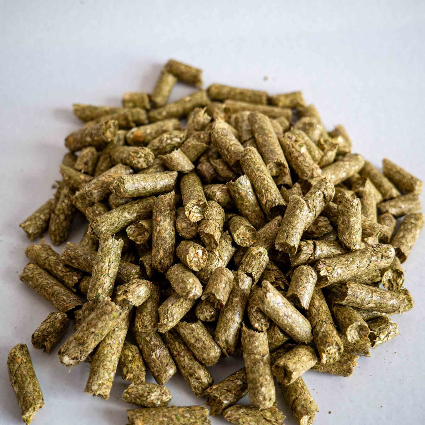 Hochwertige Mulchpellets aus Naturmaterial für Gartenpflege und Bodenverbesserung