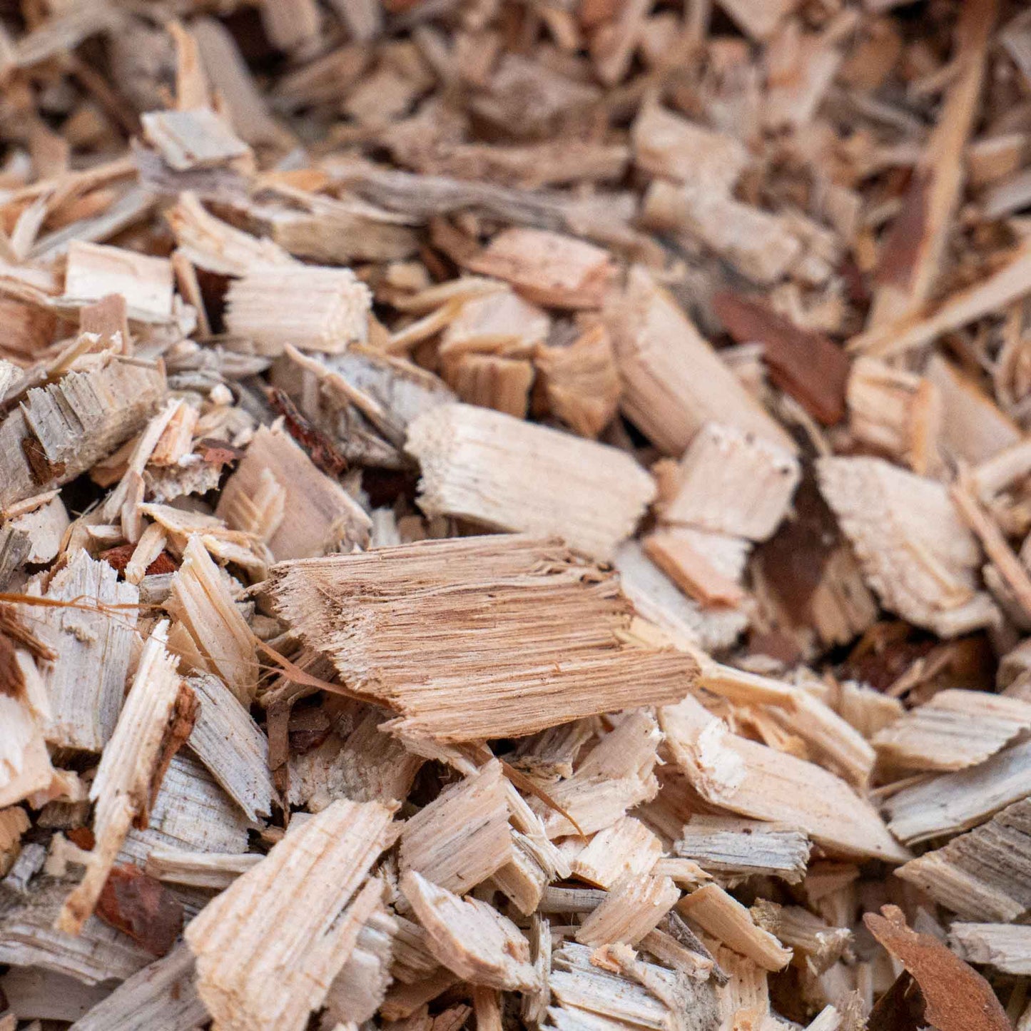 Natürliche Holzhackschnitzel als Mulch für den Garten